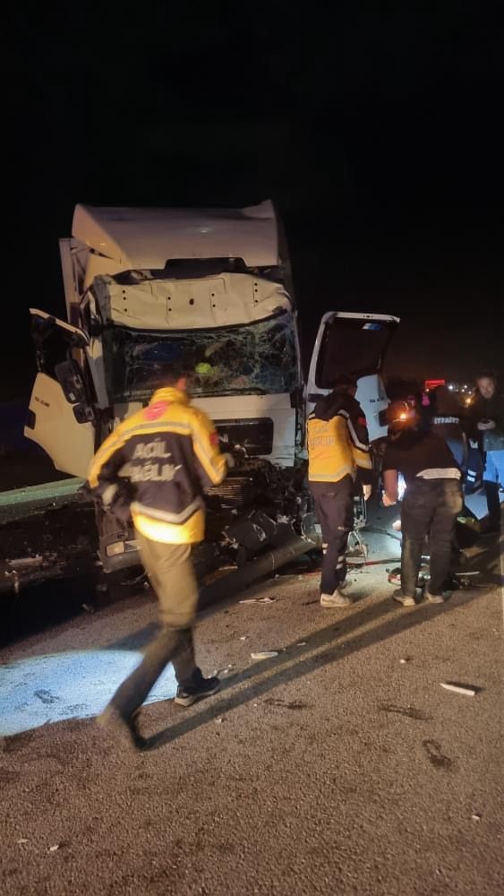 tir dorsesine carpan kamyonun surucusu yaralandi 1 gKXYKJys