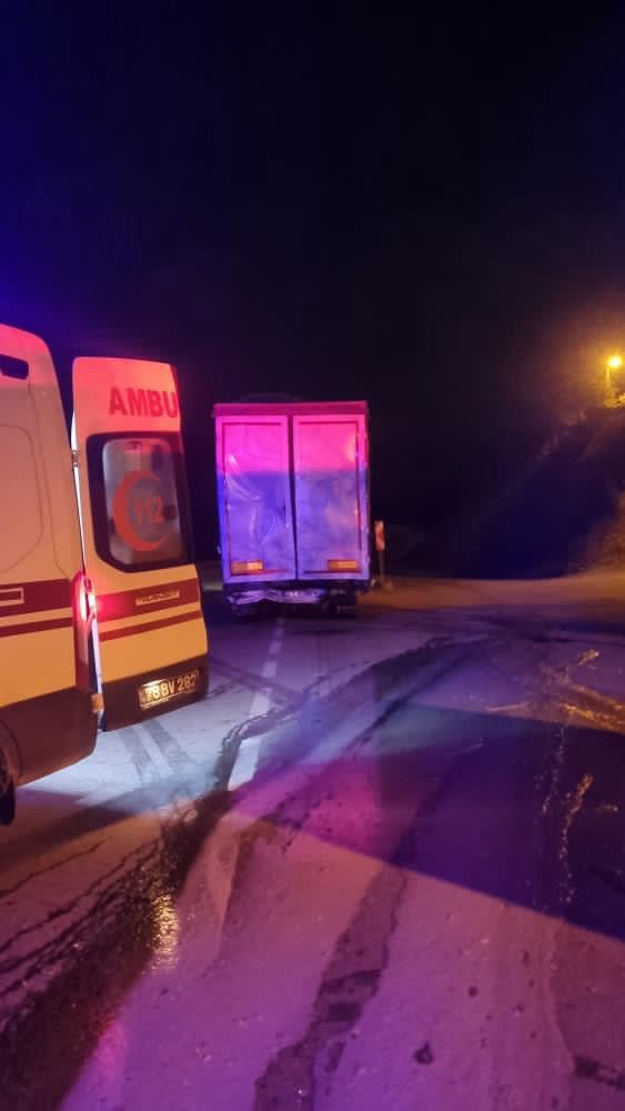 tir dorsesine carpan kamyonun surucusu yaralandi 2 hGlgAi8t