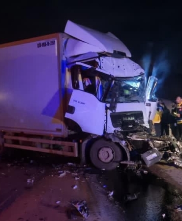 tir-dorsesine-carpan-kamyonun-surucusu-yaralandi-5ABXTA2f.jpg