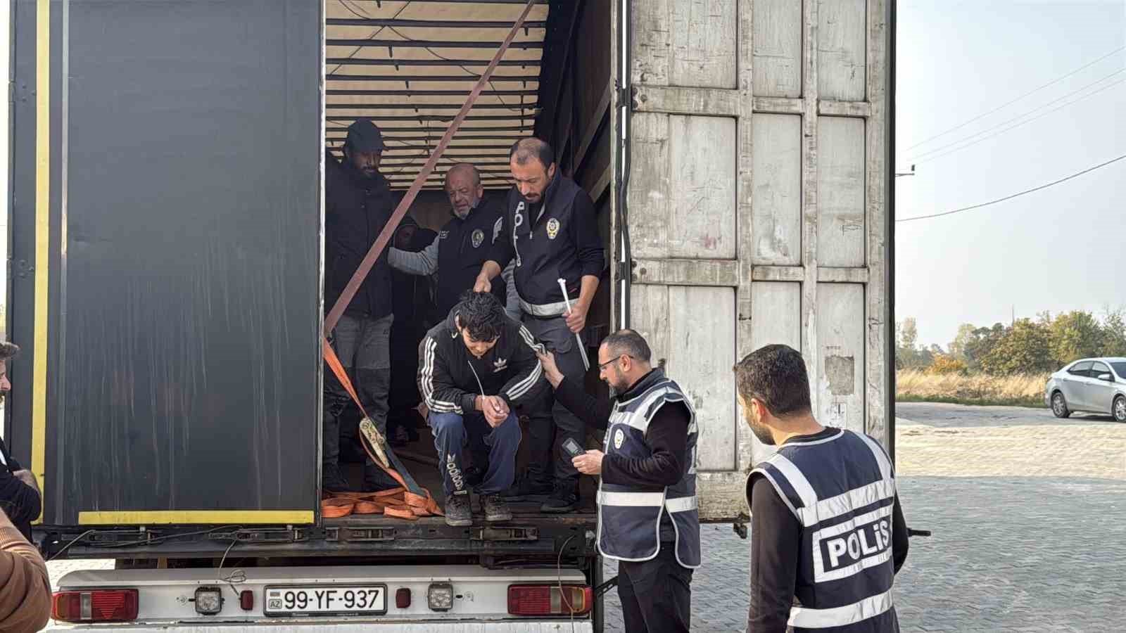tir dorsesine gizlenen 11 kacak gocmen yakalandi 0 83FOyQ2g