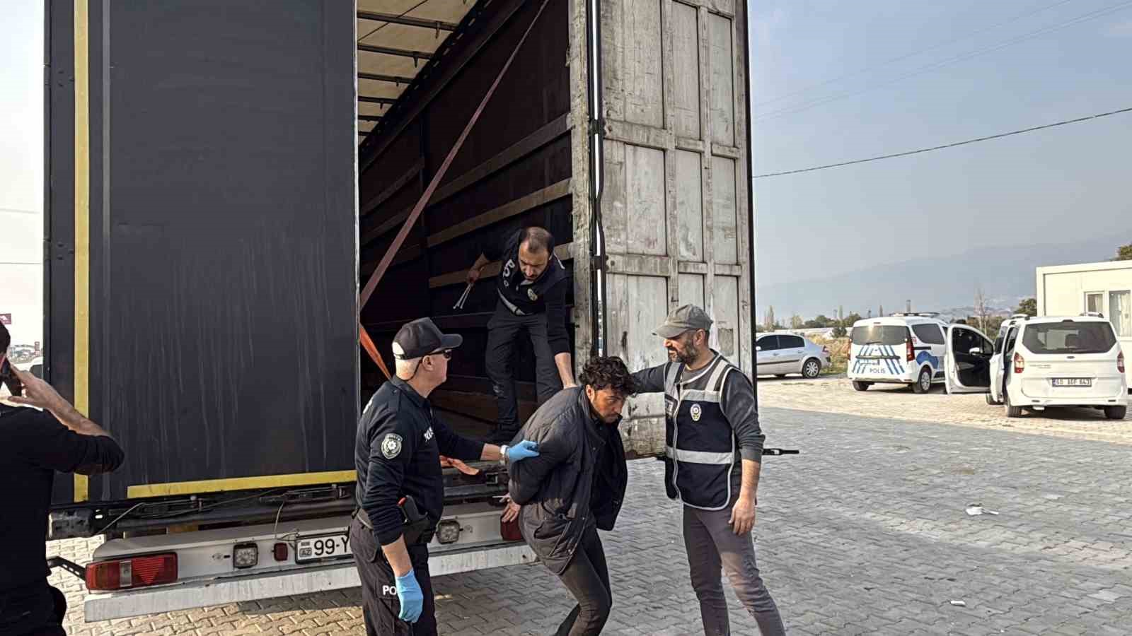 tir dorsesine gizlenen 11 kacak gocmen yakalandi 1 SQtYiN9t