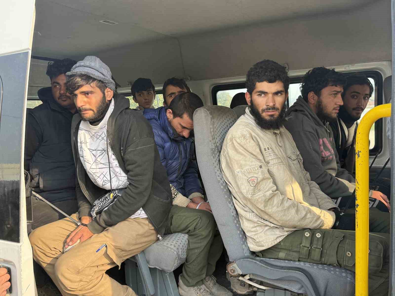 tir dorsesine gizlenen 11 kacak gocmen yakalandi 2 F15pGtq1
