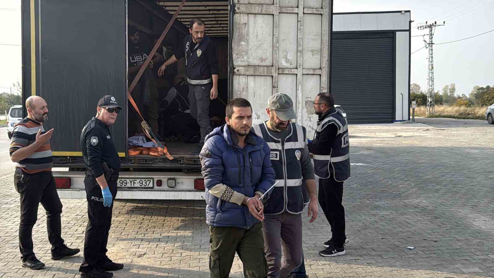 tir dorsesine gizlenen 11 kacak gocmen yakalandi 3