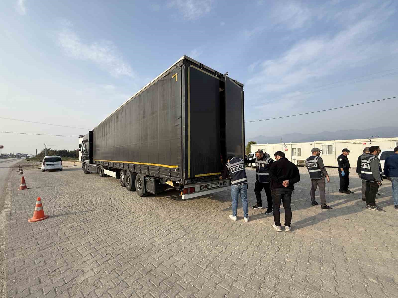 tir dorsesine gizlenen 11 kacak gocmen yakalandi 4 AGDhT8GW