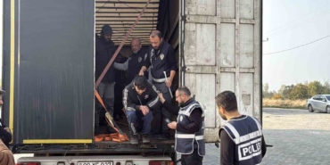 tir-dorsesine-gizlenen-11-kacak-gocmen-yakalandi-nyCnKJ1k.jpg