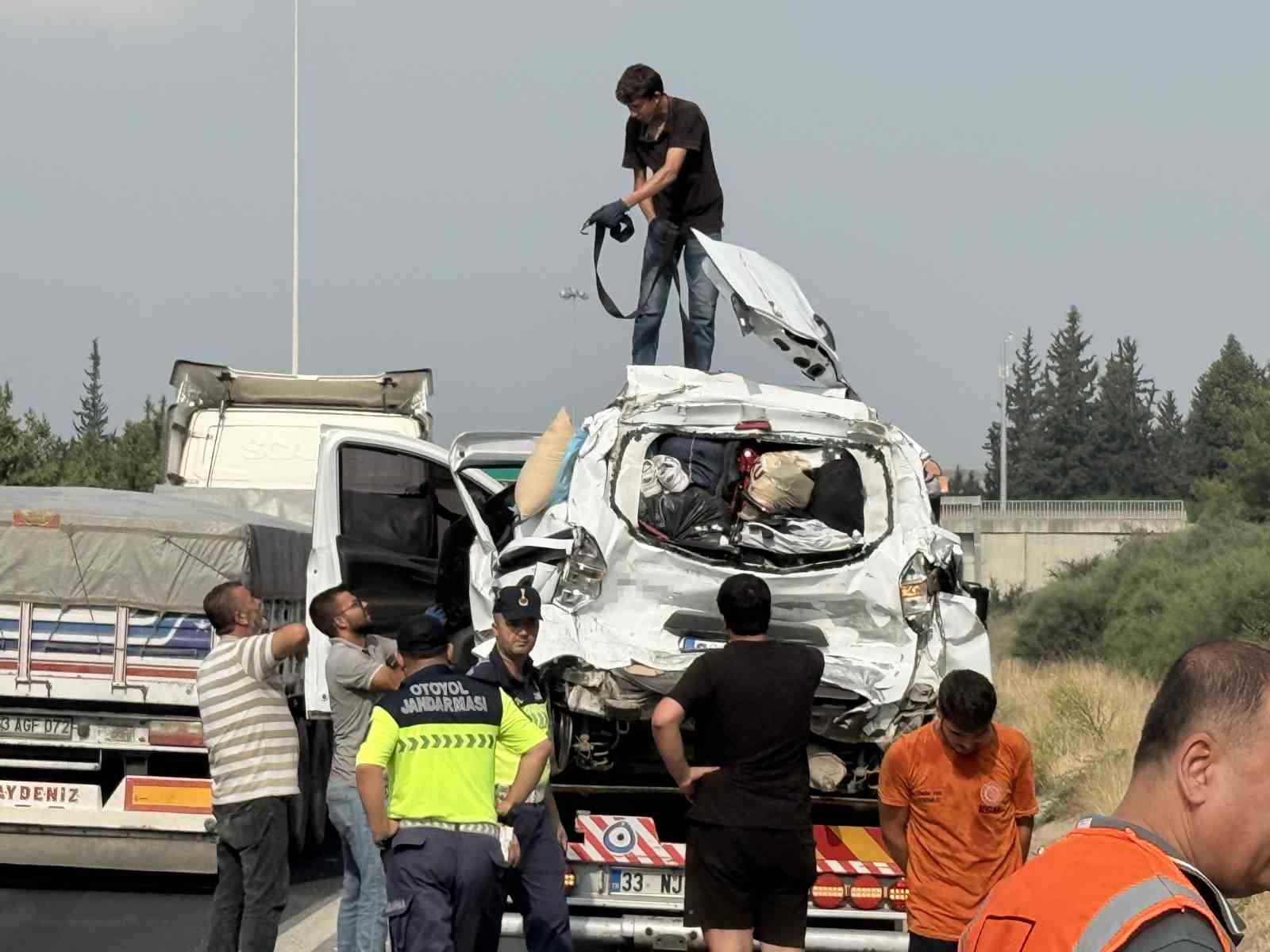 Tır, hafif ticari araca çarptı: 2 ölü, 2 yaralı 4 tir hafif ticari araca carpti 2 olu 2 yarali 0 qbHSKbNy
