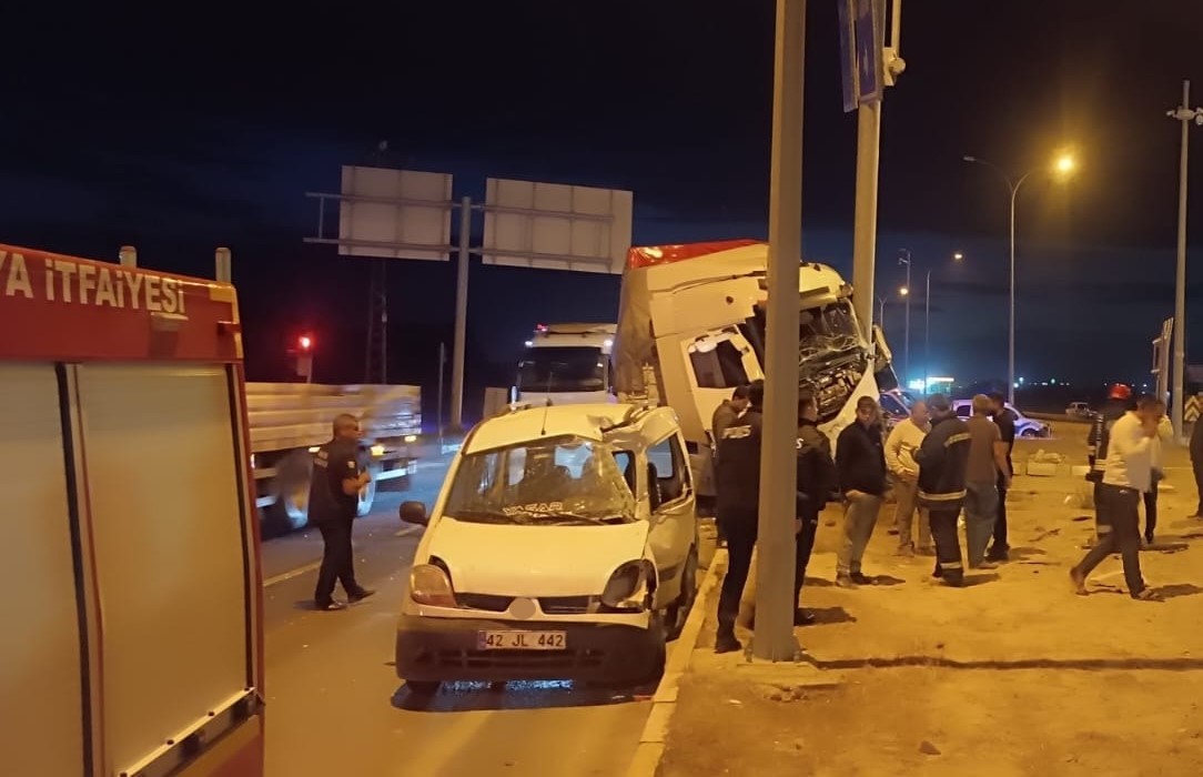tir ile hafif ticari arac carpisti 2 yarali 0 8tm5NAGa