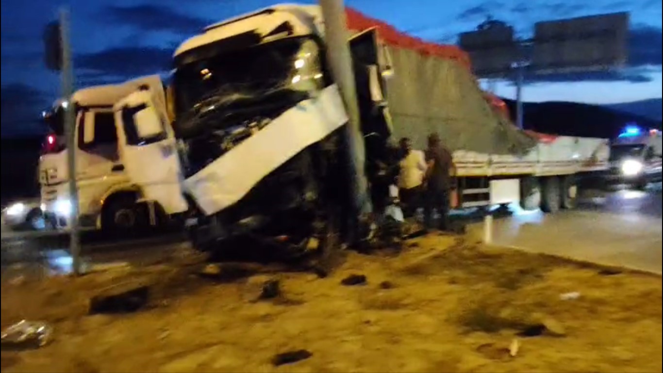 tir ile hafif ticari arac carpisti 2 yarali 1 bWH165j7