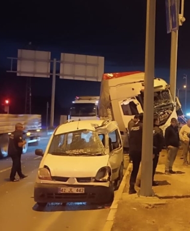 tir-ile-hafif-ticari-arac-carpisti-2-yarali-axcmYabz.jpg