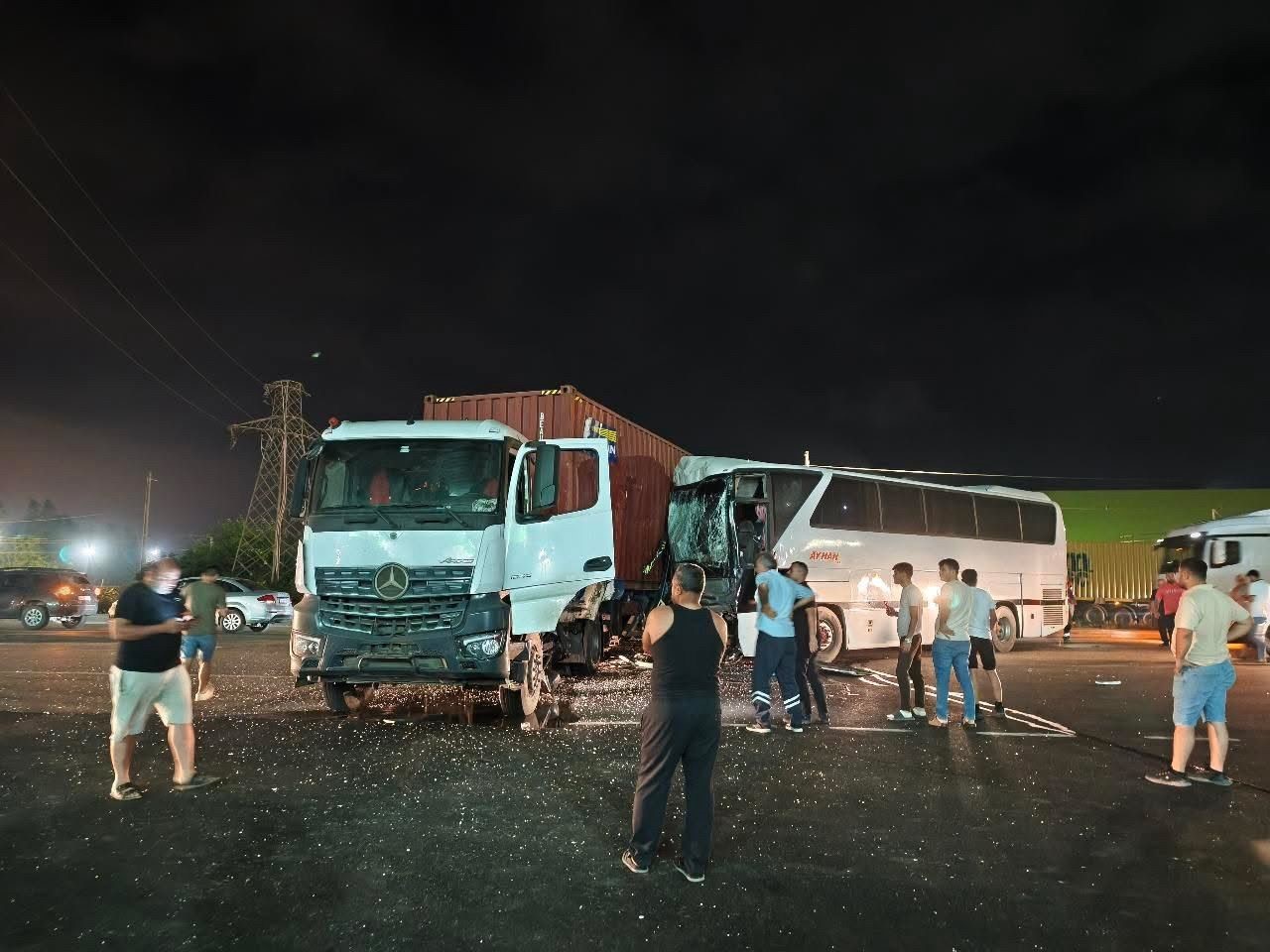 tir ile isci servisi carpisti 12 yarali 0 ikSRyJ9f