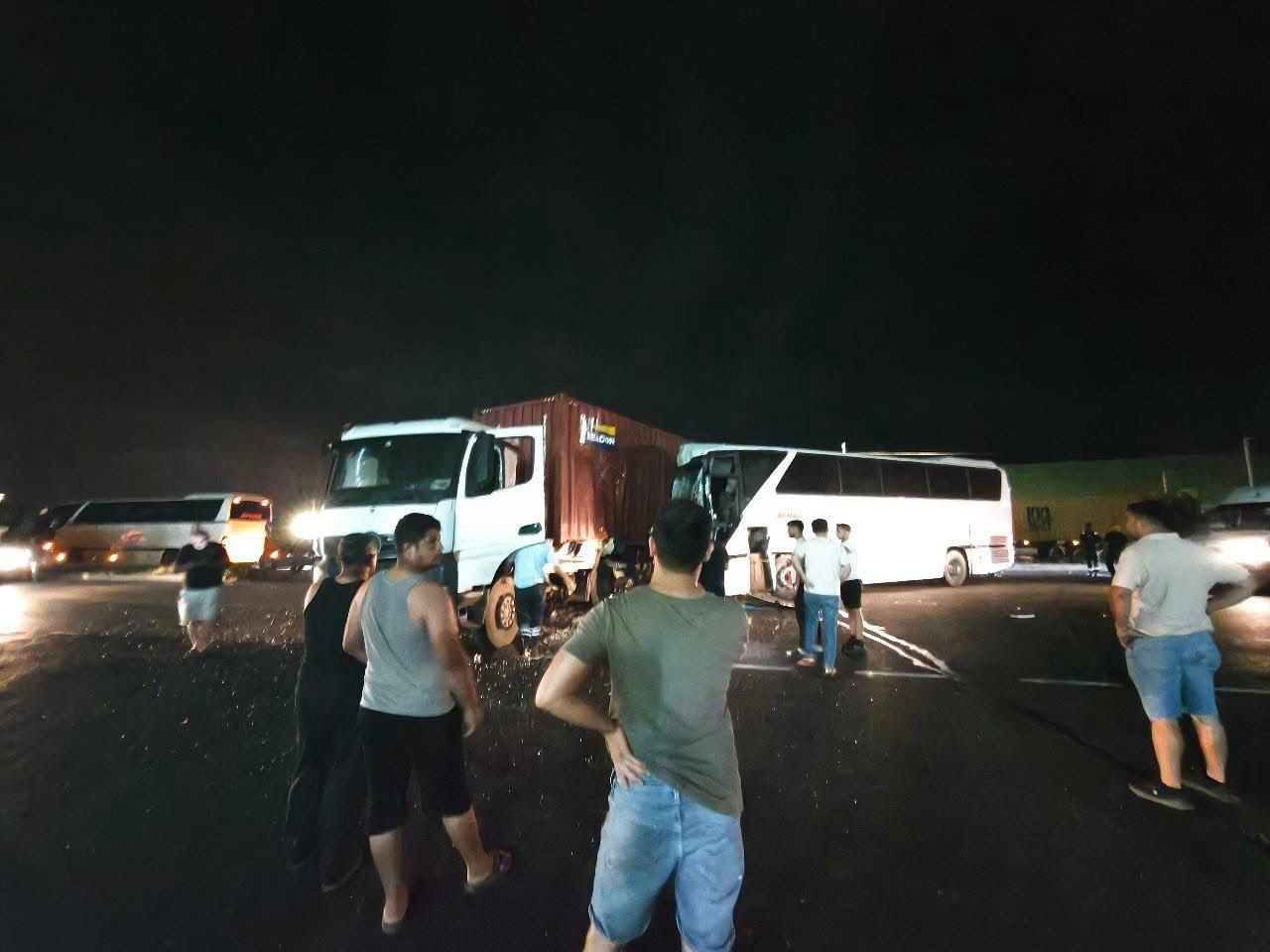 tir ile isci servisi carpisti 12 yarali 1 tbII5j4d