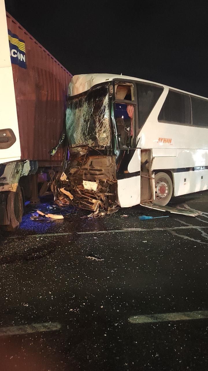 tir ile isci servisi carpisti 12 yarali 2 qlgcXKRd