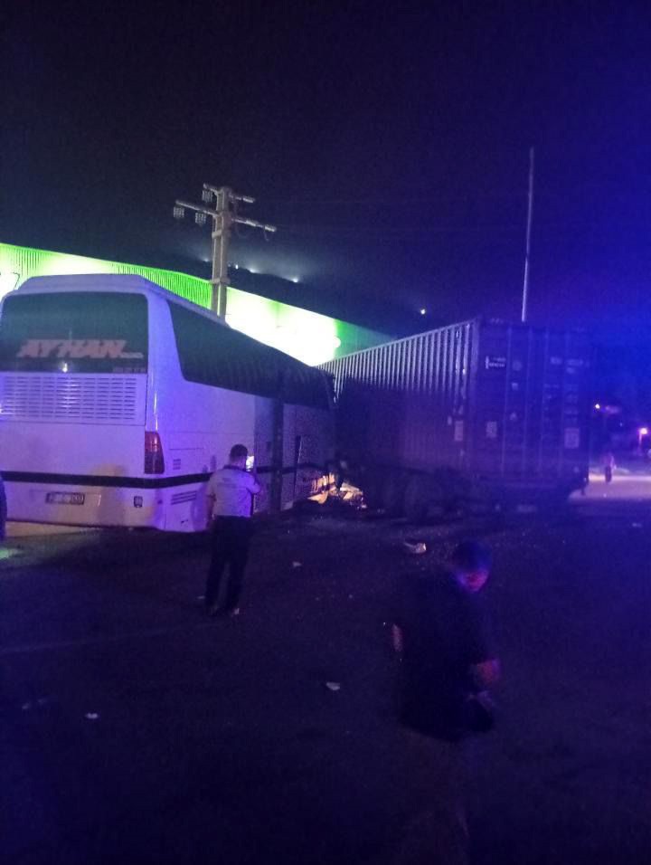 tir ile isci servisi carpisti 12 yarali 3 PqaTclcU