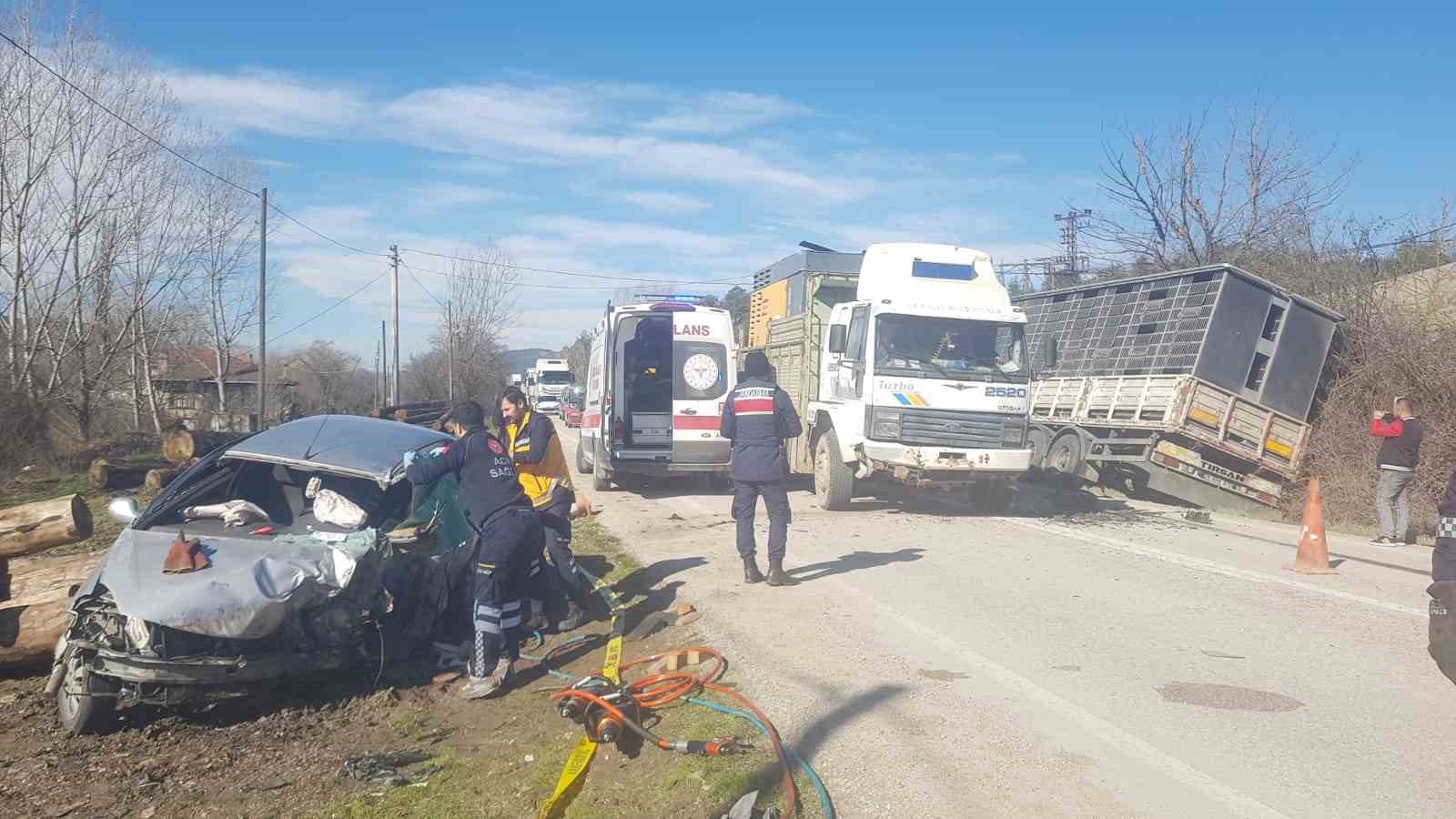Tır ile kafa kafaya çarpışan otomobilin sürücüsü hayatını kaybetti 4 tir ile kafa kafaya carpisan otomobilin surucusu hayatini kaybetti 0 es7mFDHR
