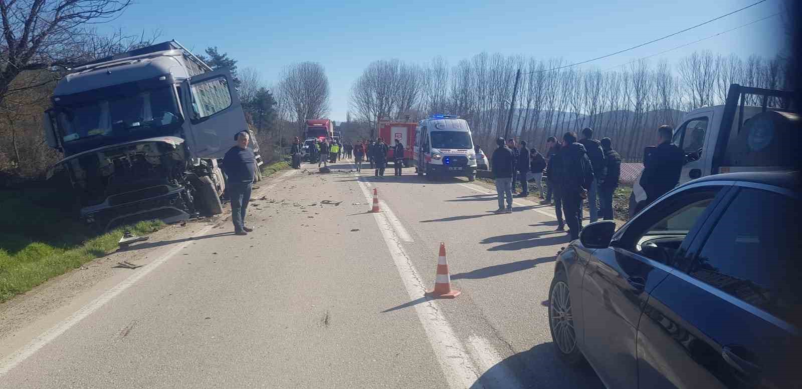 Tır ile kafa kafaya çarpışan otomobilin sürücüsü hayatını kaybetti 5 tir ile kafa kafaya carpisan otomobilin surucusu hayatini kaybetti 1 tA85w7zG