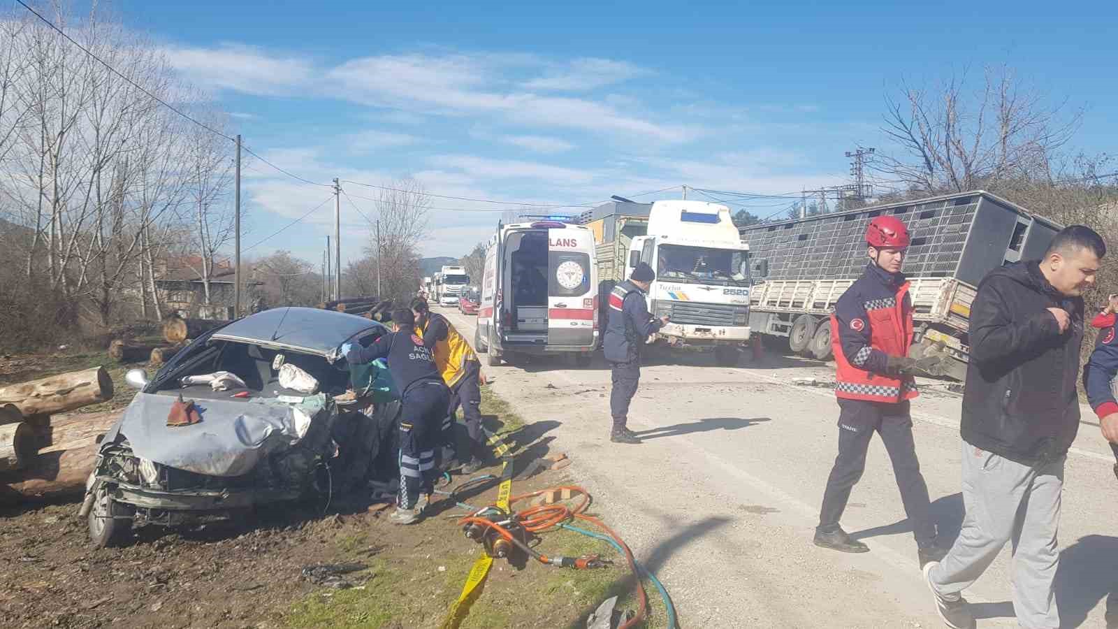 Tır ile kafa kafaya çarpışan otomobilin sürücüsü hayatını kaybetti 6 tir ile kafa kafaya carpisan otomobilin surucusu hayatini kaybetti 2 7iQQTFqv