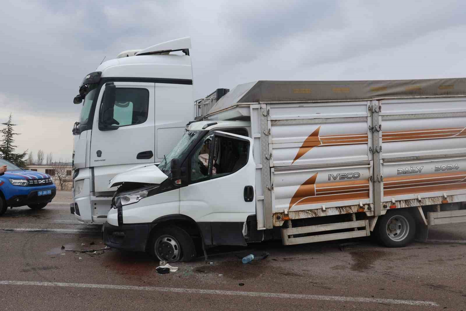 tir ile kamyonet carpisti 2 yarali 1