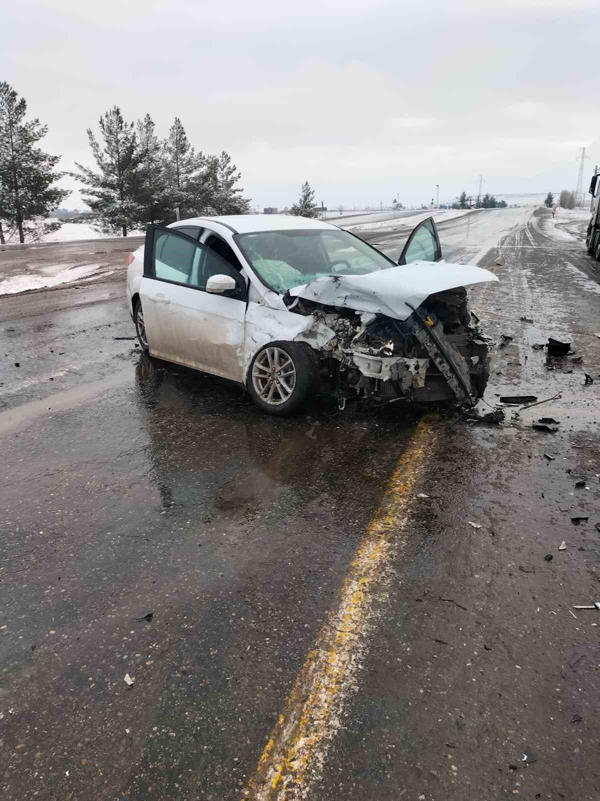 tir ile otomobil carpisti 2 yarali 0 JBFTSldi