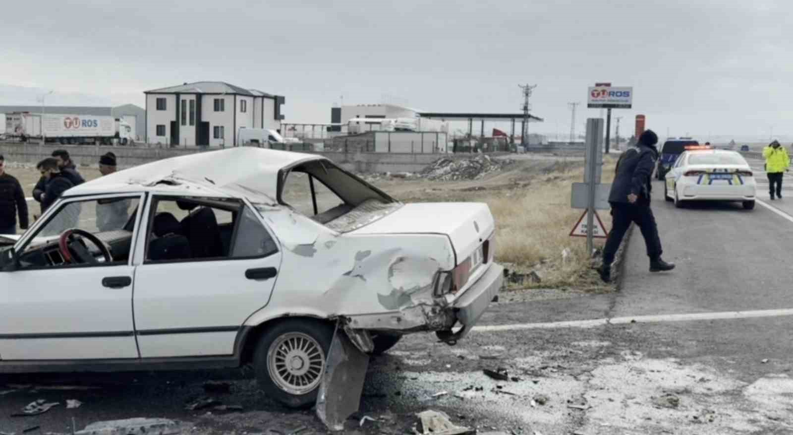 Tır ile otomobil çarpıştı: 2’si bebek 5 yaralı 5 tir ile otomobil carpisti 2si bebek 5 yarali 1 g5STj9SX