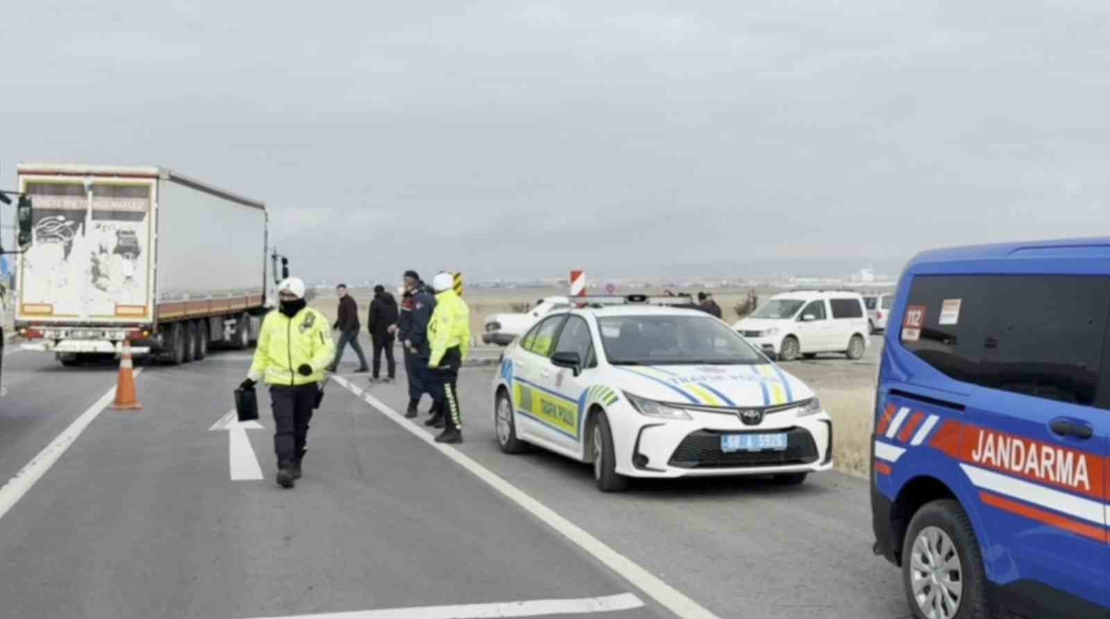Tır ile otomobil çarpıştı: 2’si bebek 5 yaralı 7 tir ile otomobil carpisti 2si bebek 5 yarali 3 ukbvdmCP