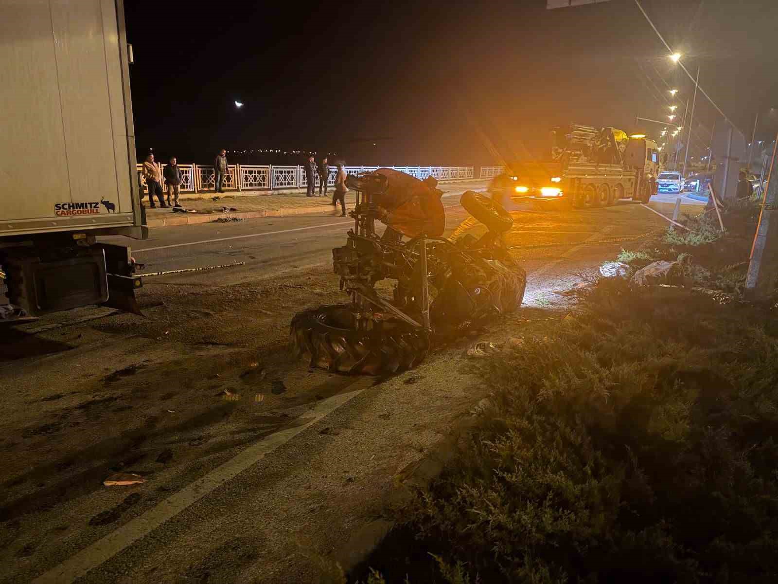 tir ile traktorun carpistigi kazada kari koca hayatini kaybetti 3 bqfbmr8O