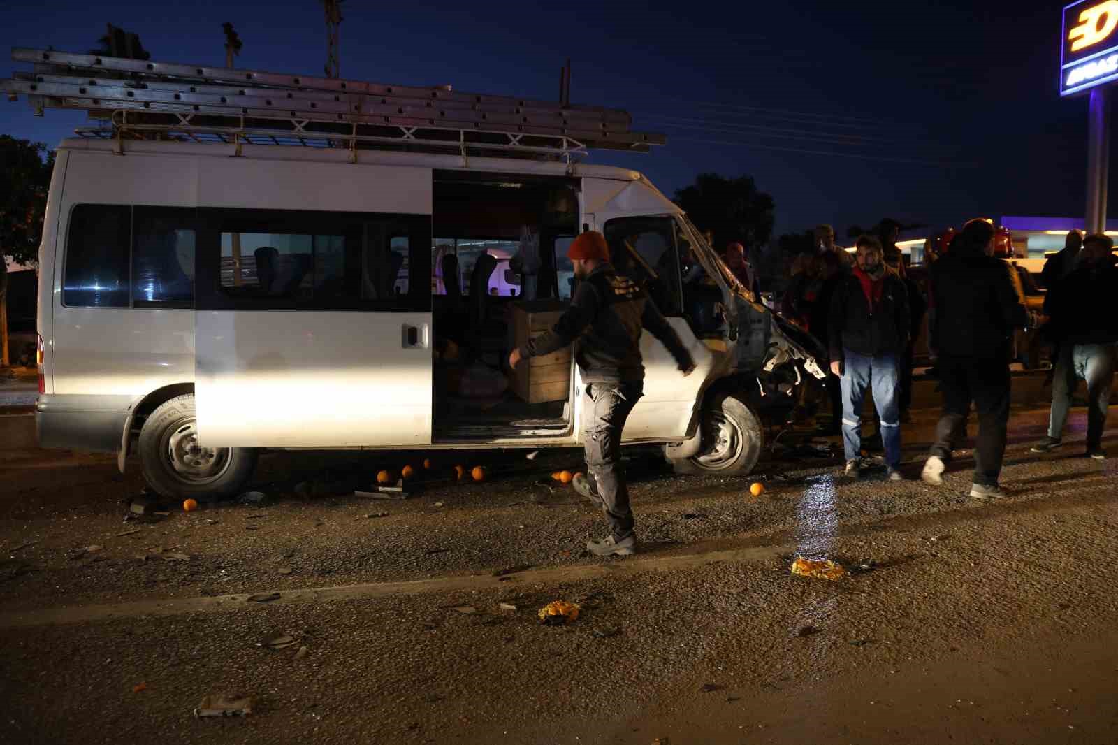tir isci minibusune carpti 2 yarali 3 6iTUYpPE