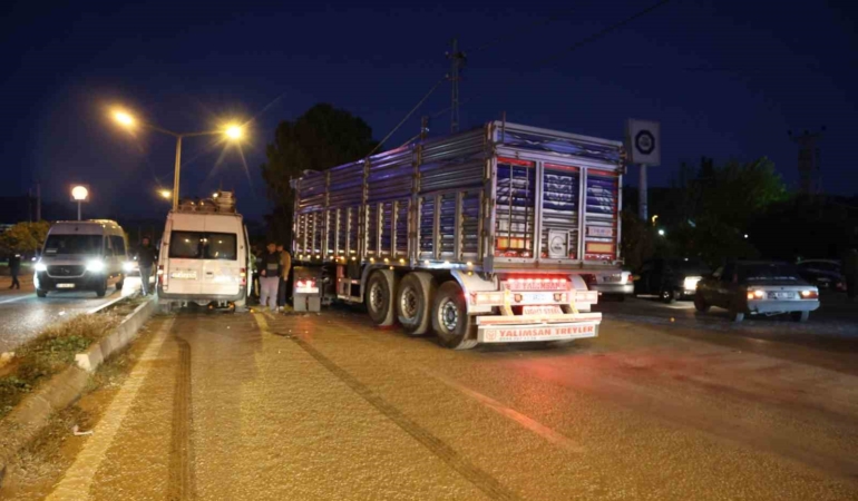 tir-isci-minibusune-carpti-2-yarali-XgkGjeVs.jpg