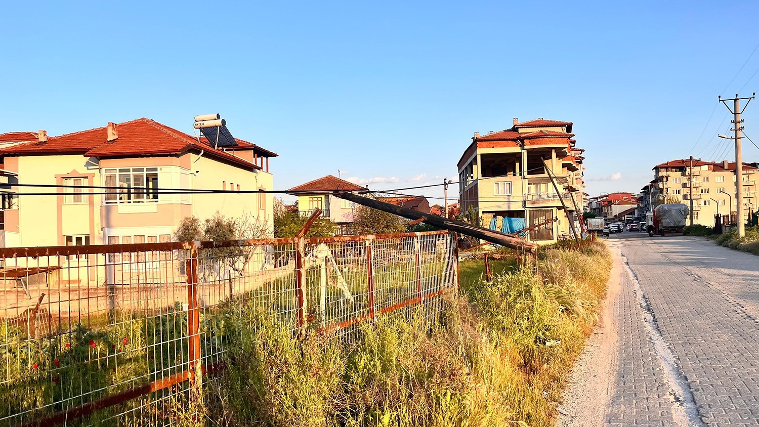 Tır kablolara takıldı: Direkler devrildi, facia ucuz atlatıldı 5 tir kablolara takildi direkler devrildi facia ucuz atlatildi 1 ehVL1J4p