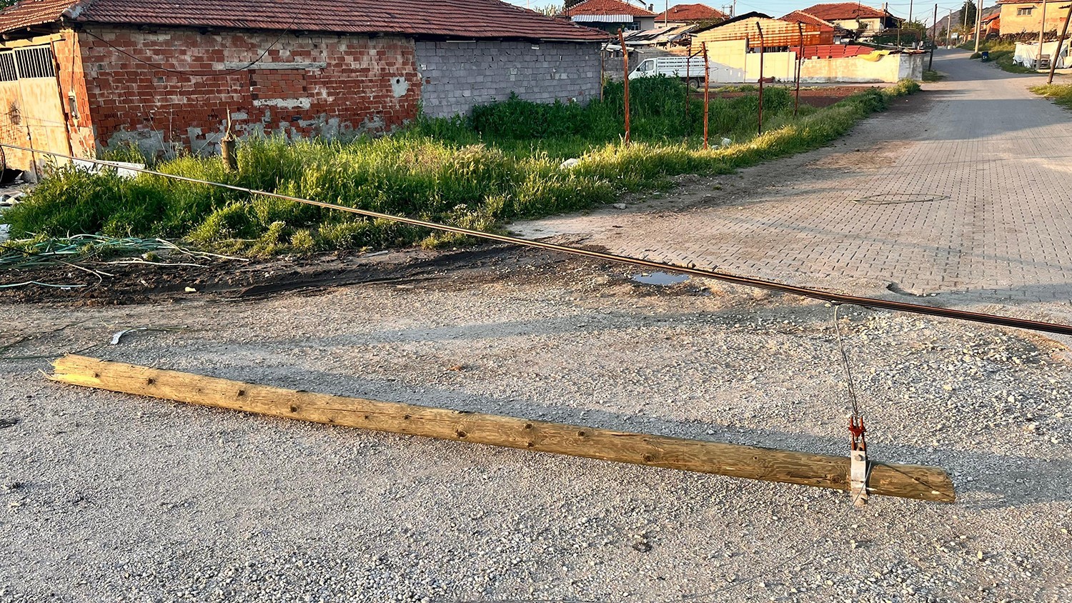 Tır kablolara takıldı: Direkler devrildi, facia ucuz atlatıldı 6 tir kablolara takildi direkler devrildi facia ucuz atlatildi 2 FMQrEWgr