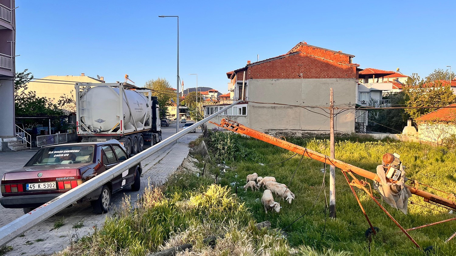 Tır kablolara takıldı: Direkler devrildi, facia ucuz atlatıldı 7 tir kablolara takildi direkler devrildi facia ucuz atlatildi 3 Lyw322el