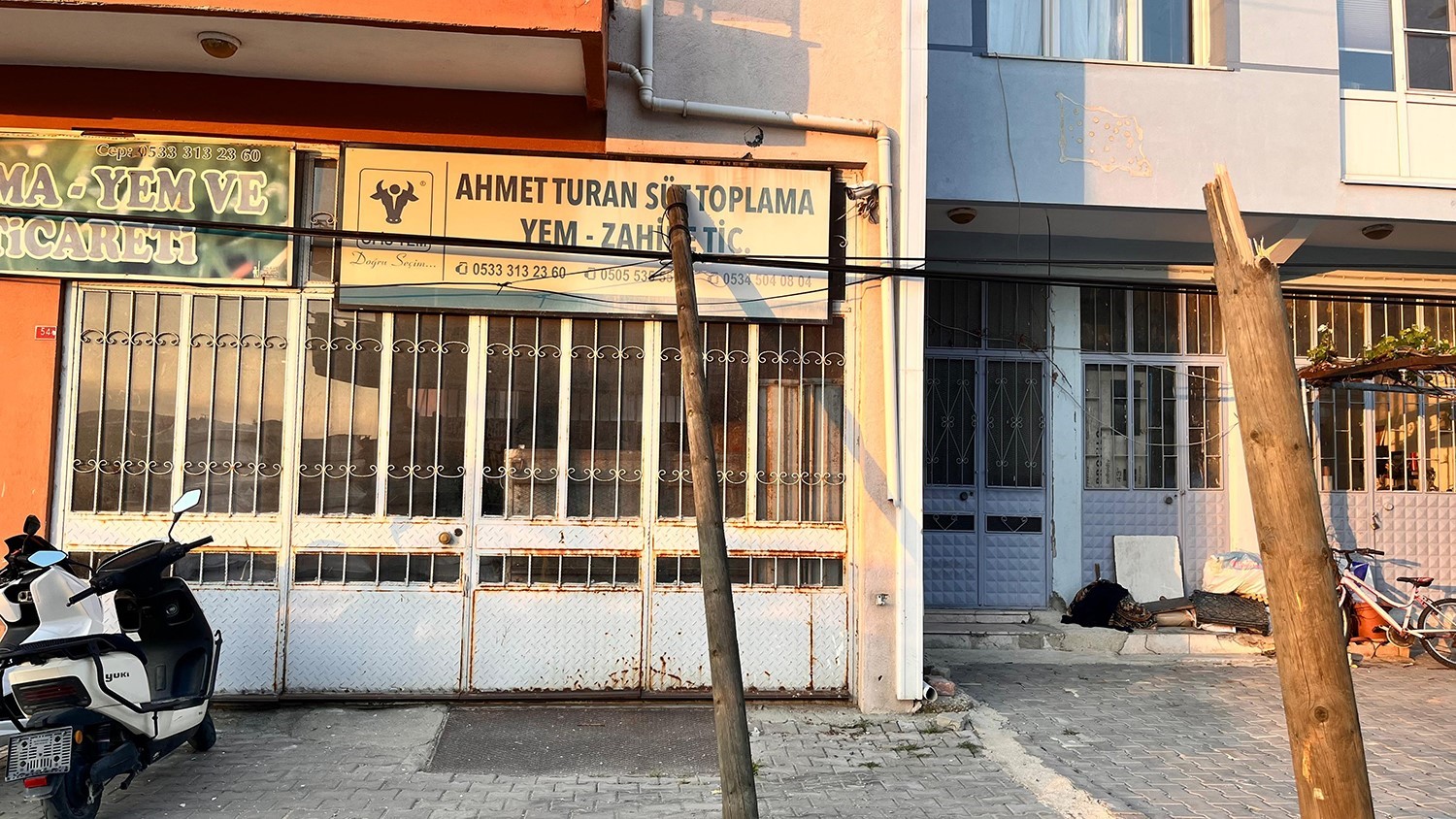 Tır kablolara takıldı: Direkler devrildi, facia ucuz atlatıldı 11 tir kablolara takildi direkler devrildi facia ucuz atlatildi 7 2ZwRt2EK