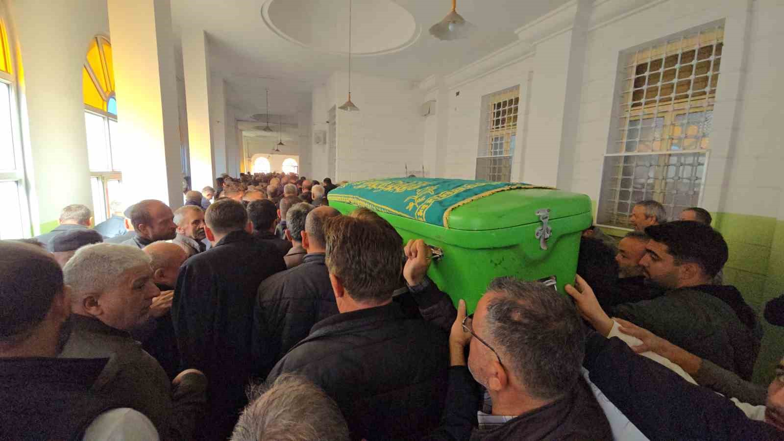 Tır kazasında hayatını kaybeden 22 yaşındaki sürücü son yolculuğuna uğurlandı 6 tir kazasinda hayatini kaybeden 22 yasindaki surucu son yolculuguna ugurlandi 2 pARBDHcV