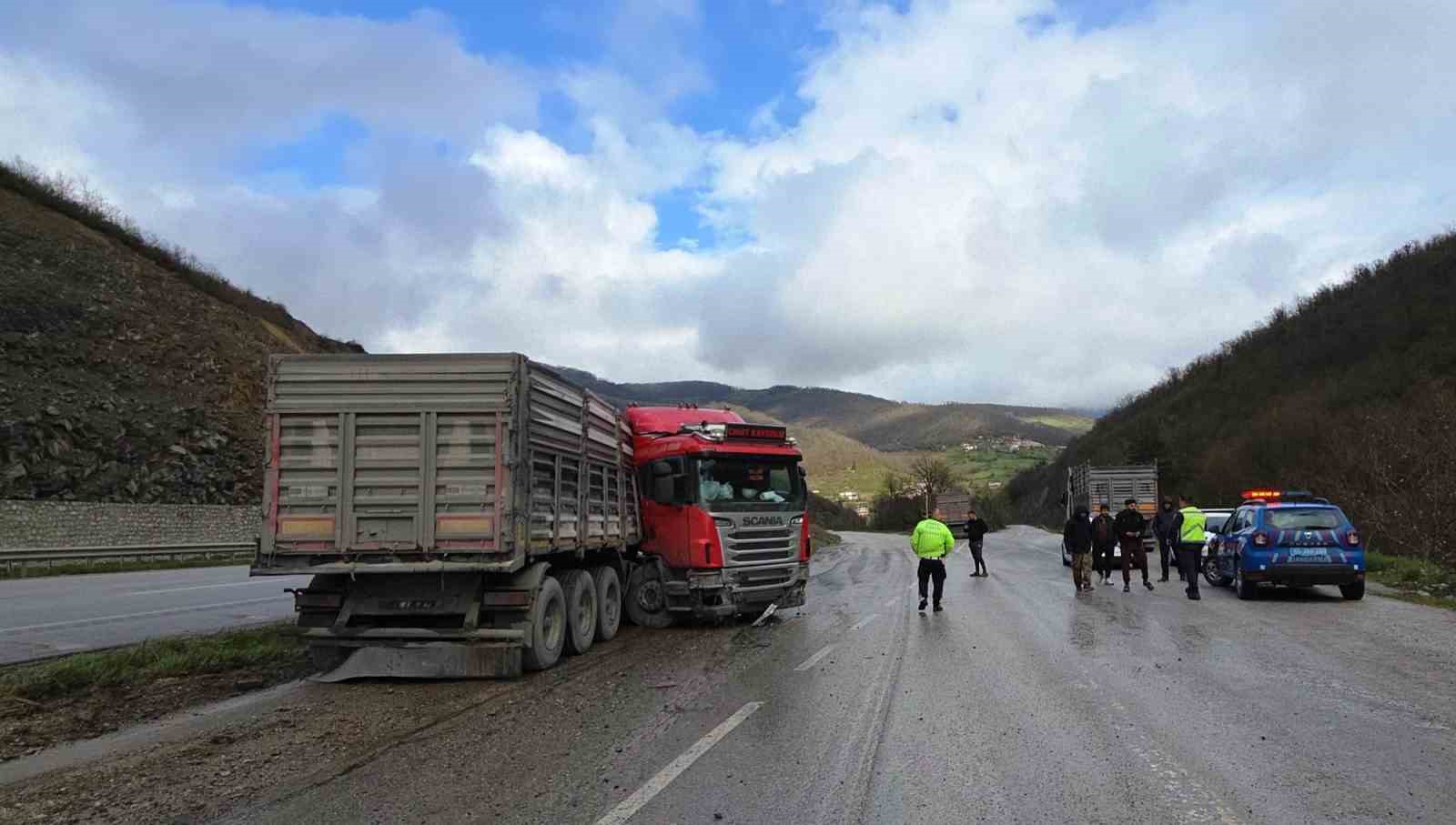 tir makasladi surucu yaralandi 5 bSV24Tdn