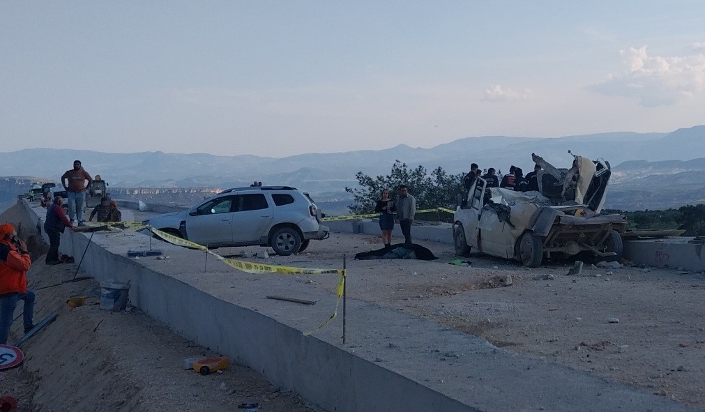tir rampaya carpti firlayan mermerler minibusu parcaladi 1 olu 3 yarali 0 Y9epSHqR