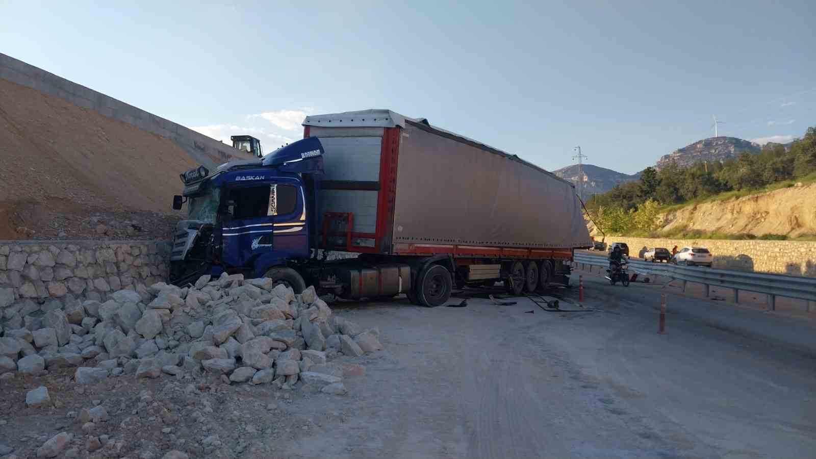 tir rampaya carpti firlayan mermerler minibusu parcaladi 1 olu 3 yarali 1 wRCWbVrH