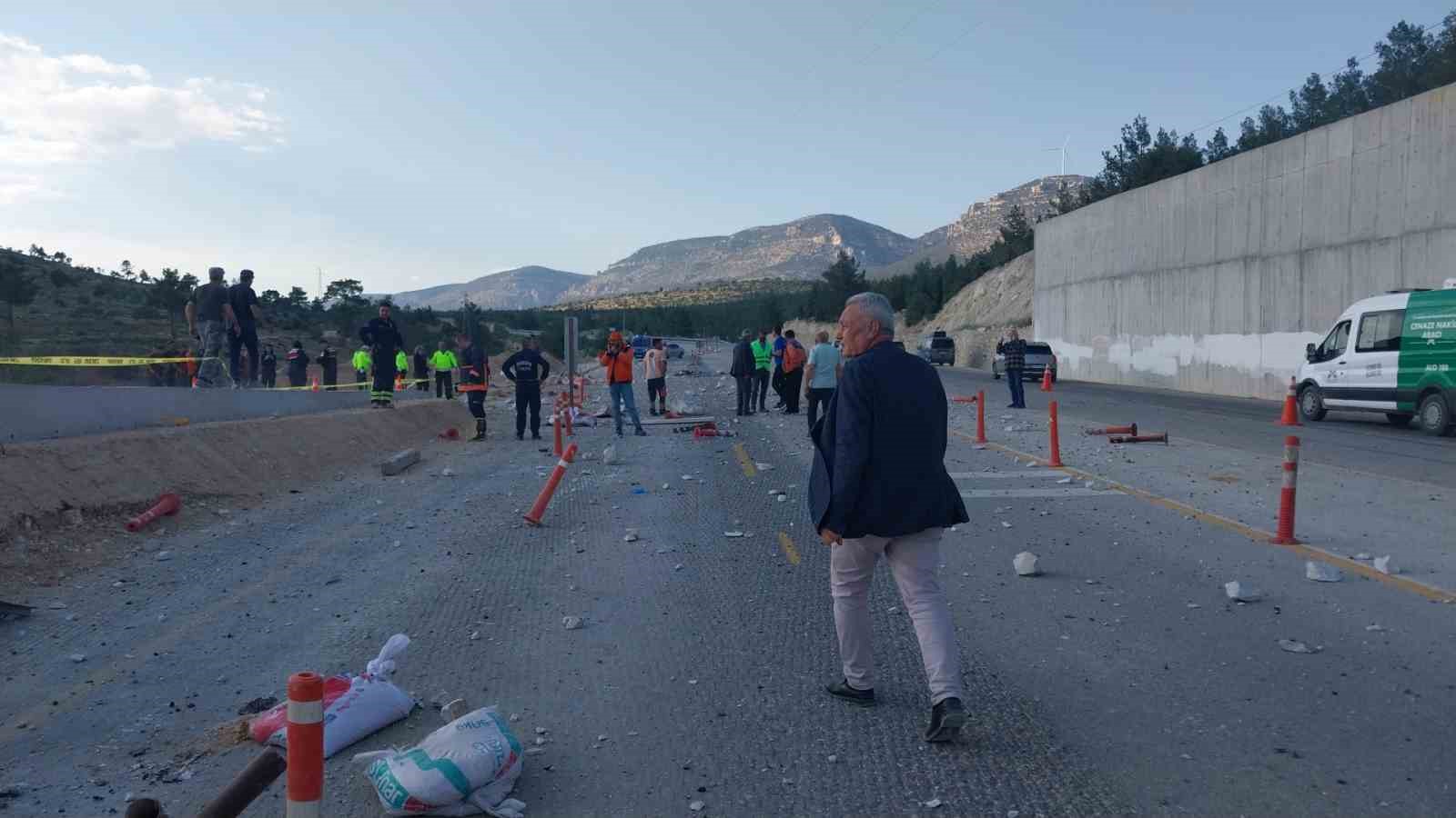 tir rampaya carpti firlayan mermerler minibusu parcaladi 1 olu 3 yarali 2 es1asAXN