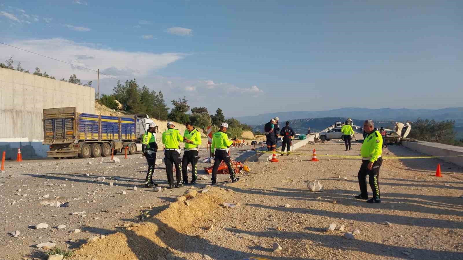 tir rampaya carpti firlayan mermerler minibusu parcaladi 1 olu 3 yarali 3 nDKl77TZ