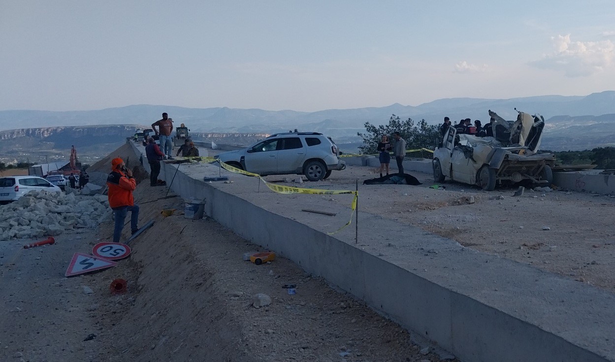 tir rampaya carpti firlayan mermerler minibusu parcaladi 1 olu 3 yarali 4 pBtjzODY