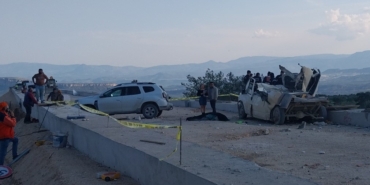 tir-rampaya-carpti-firlayan-mermerler-minibusu-parcaladi-1-olu-3-yarali-MKdQpcGM.jpg