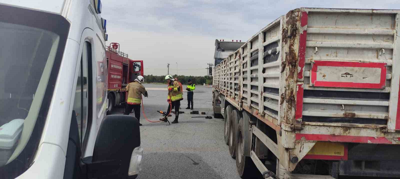 tir soforu kendi tirini tamir ettigi esnada aracin hareket etmesiyle ezilerek can verdi 1 9KIlFtY3
