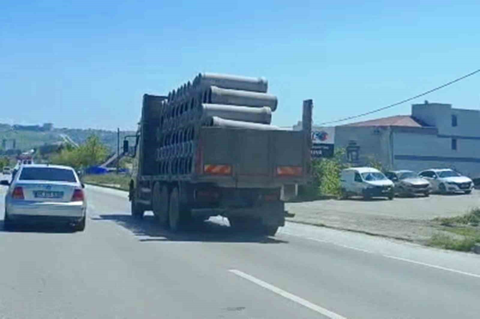 Tır üzerinde önlem alınmadan taşınan beton borular tehlike oluşturdu 4 tir uzerinde onlem alinmadan tasinan beton borular tehlike olusturdu 0 I6JNLM8O