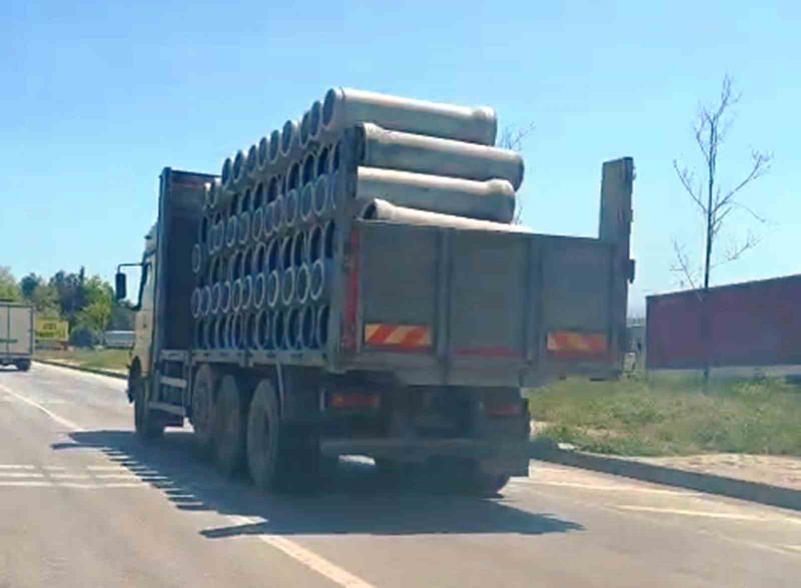 Tır üzerinde önlem alınmadan taşınan beton borular tehlike oluşturdu 5 tir uzerinde onlem alinmadan tasinan beton borular tehlike olusturdu 1 8mgYNNIm