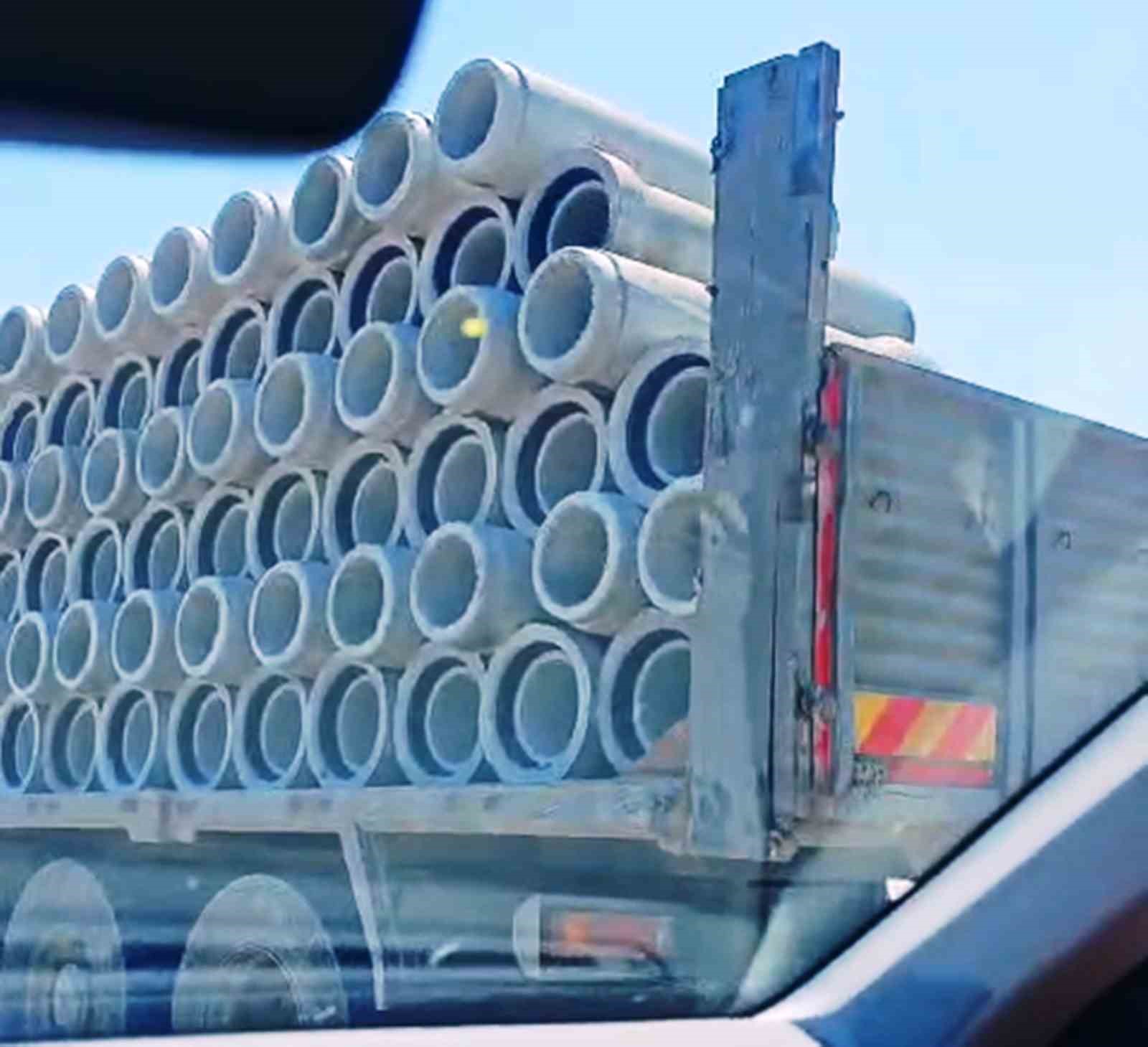 Tır üzerinde önlem alınmadan taşınan beton borular tehlike oluşturdu 6 tir uzerinde onlem alinmadan tasinan beton borular tehlike olusturdu 2