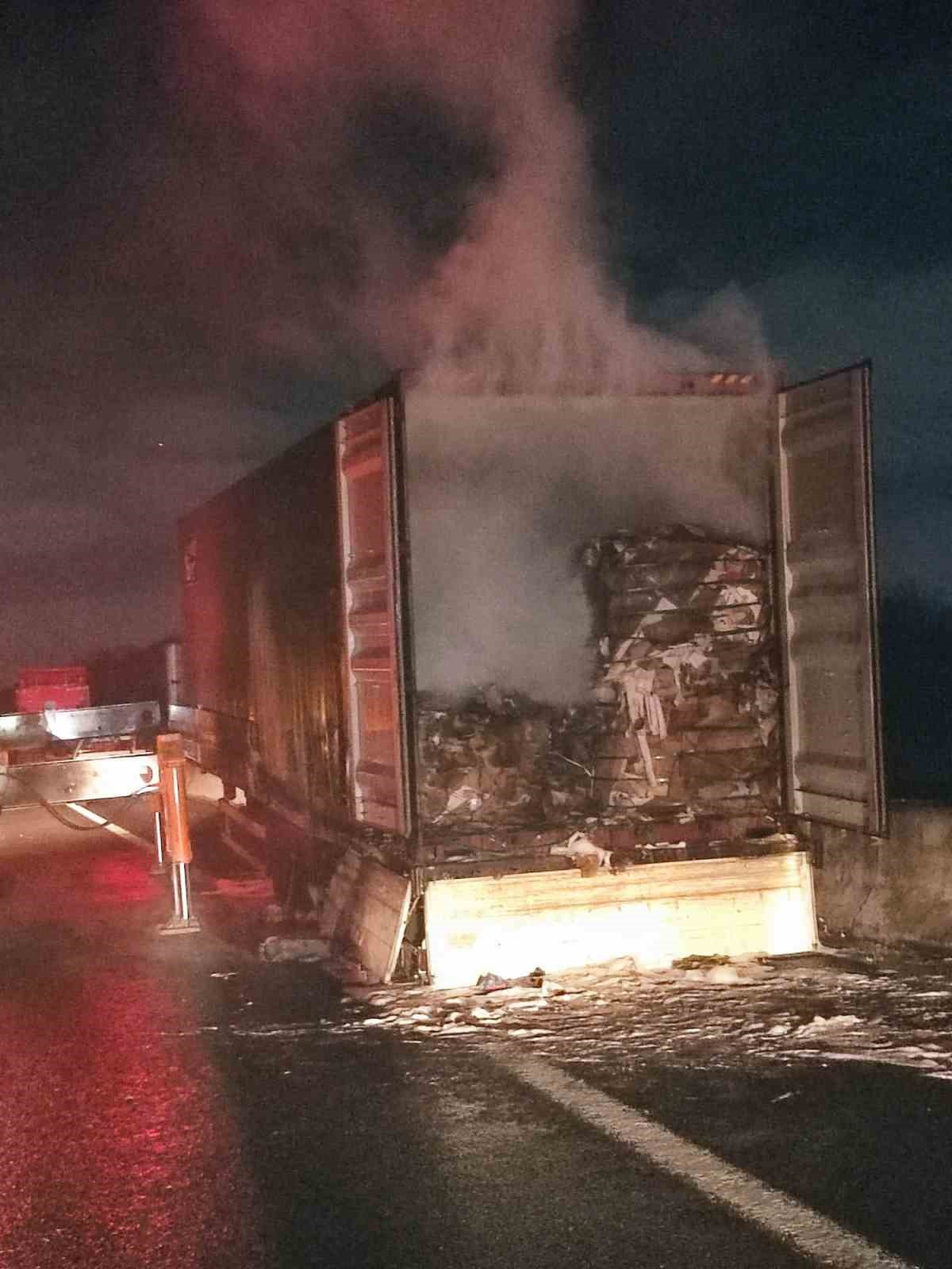 tir uzerindeki konteyner alev alev yandi 1 8Bq2hZEp