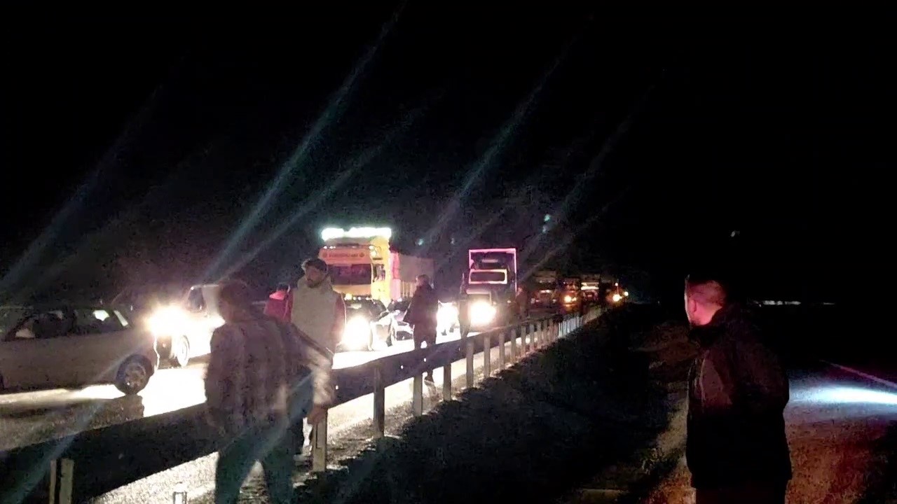 Tır yan yattı, yol trafiğe kapandı: 1 yaralı 5 tir yan yatti yol trafige kapandi 1 yarali 1 SIzjESGN