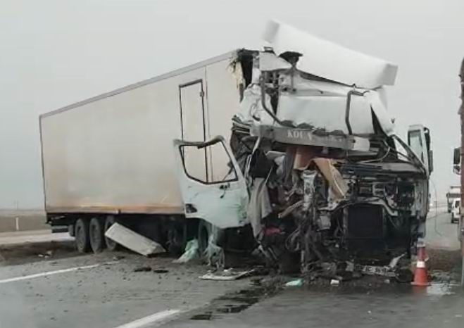 tir yol kenarindaki tirin dorsesine carpti 1 yarali 0