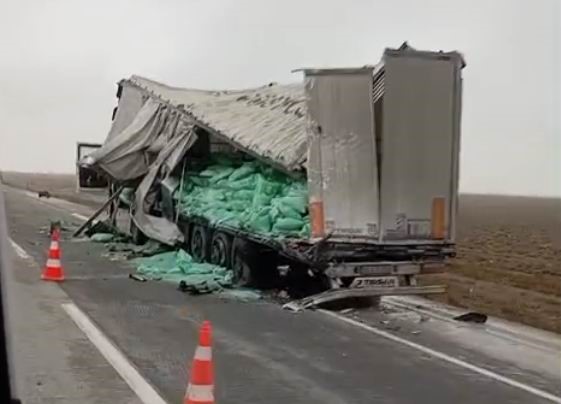 tir yol kenarindaki tirin dorsesine carpti 1 yarali 1 div4RJmc