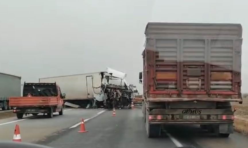 tir yol kenarindaki tirin dorsesine carpti 1 yarali 2 yrfMF7m9