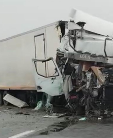 tir-yol-kenarindaki-tirin-dorsesine-carpti-1-yarali-ufvVE8QI.jpg
