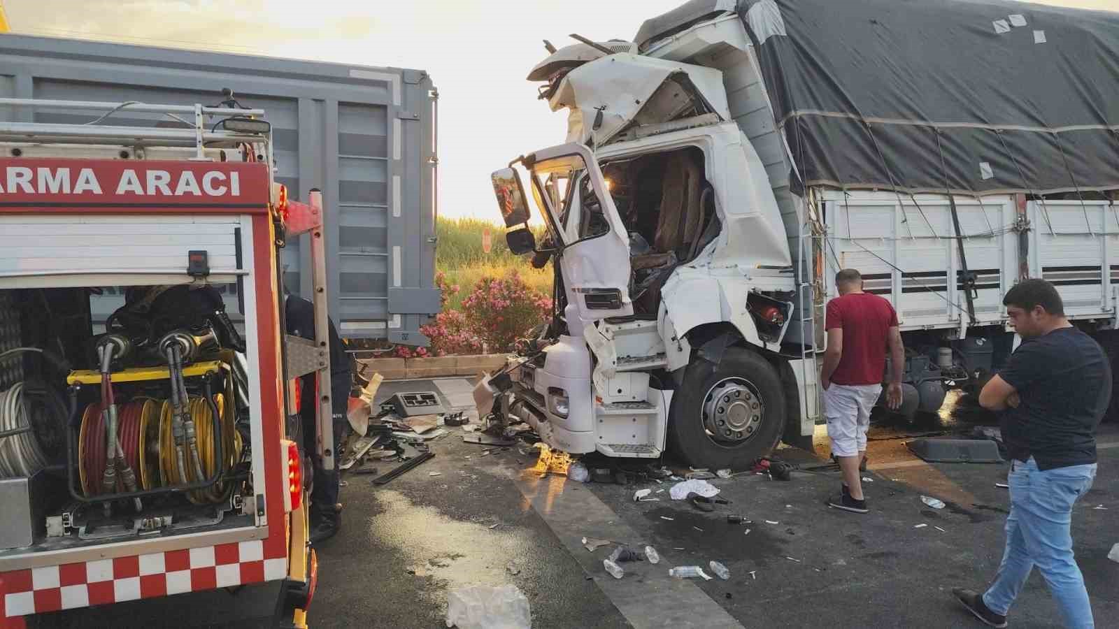 tira arkadan carpan kamyonun surucusunu sikistigi yerden itfaiye kurtardi 0 7gOiSKZb